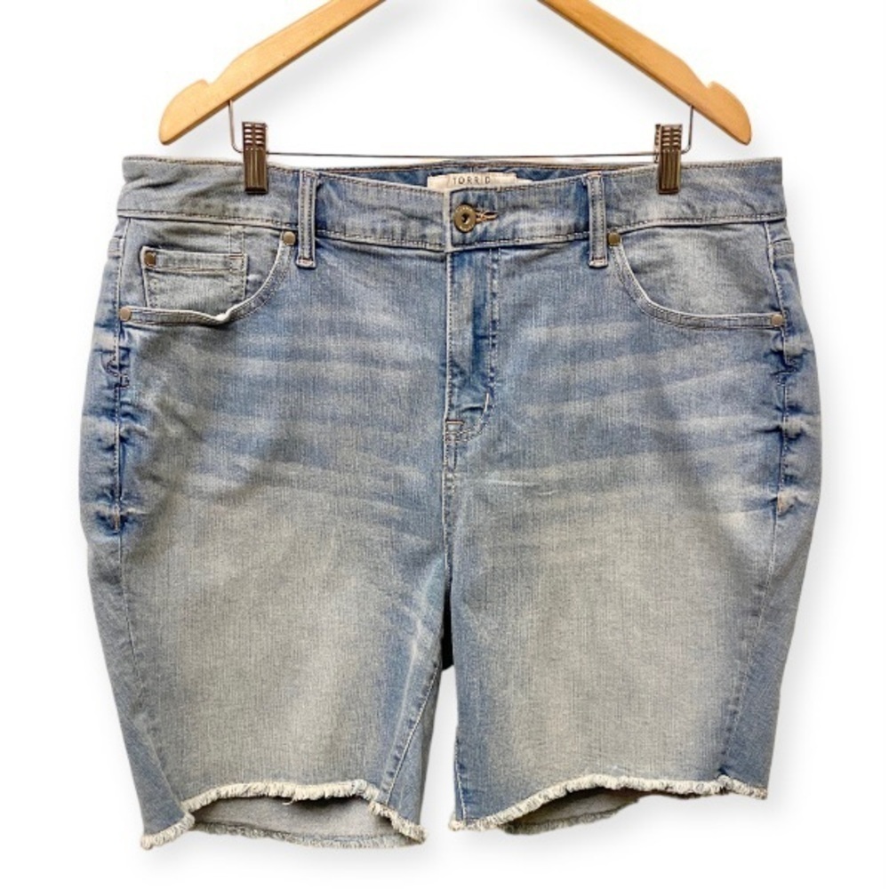 Torrid 20 NWT Denim Shorts Stretch Jeans Cutoffs Frayed Hems Light Wash New - Picture 3 of 10